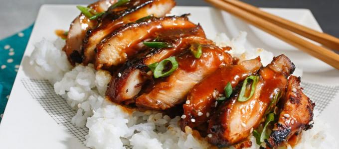 Japońskie dania z drobiu.  Dania mięsne i drobiowe.  Kurczak, połączenie warzyw i cienki makaron udon