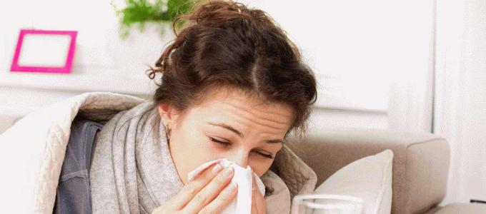 How does sinusitis manifest in adults and children?
